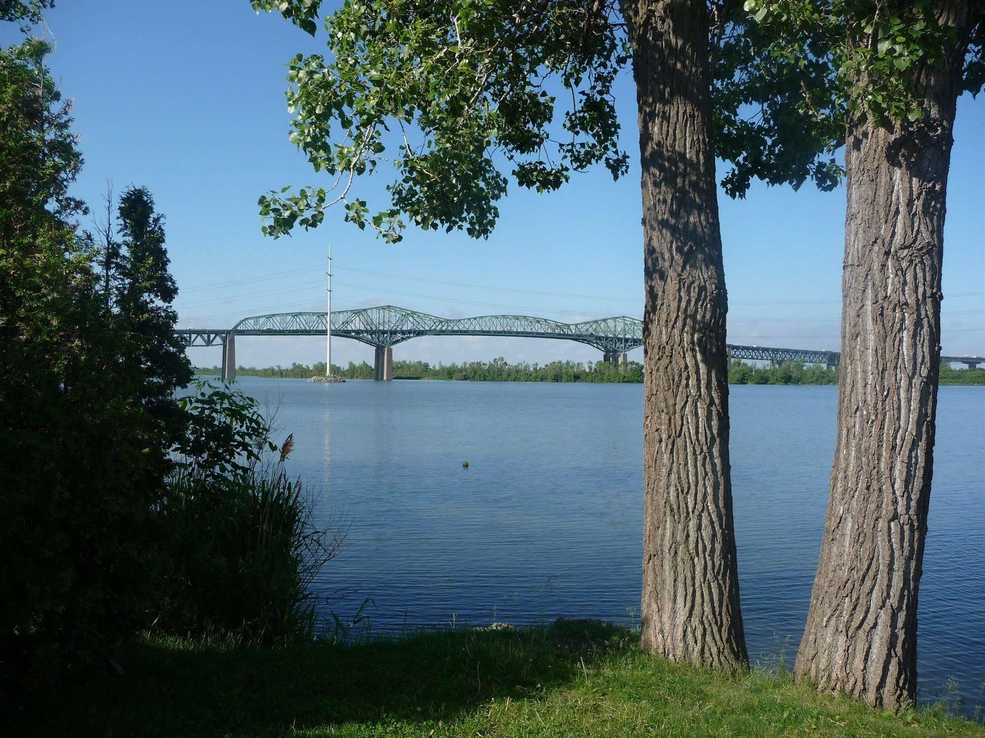 Motel Du Fleuve Brossard Luaran gambar